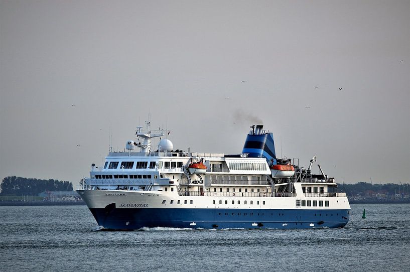 Passenger ship Seaventure by Henk Noevers
