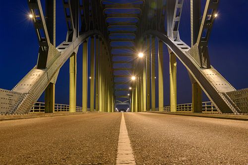 Oude IJsselbrug over de IJssel tussen Zwolle en Hattem na zonsondergang