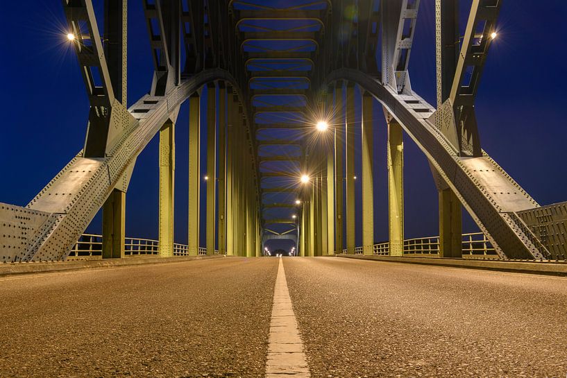 Oude IJsselbrug over de IJssel tussen Zwolle en Hattem na zonsondergang van Sjoerd van der Wal Fotografie