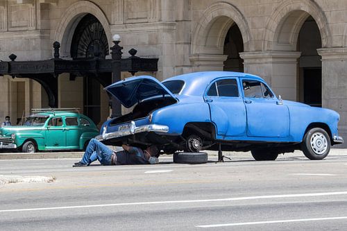 1957er oldtimer gestrand op straat, middenin Havana