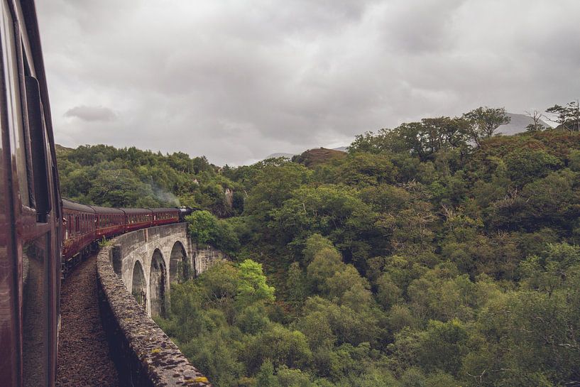 Over de beroemde Glenfinnan viaduct (Harry Potter) II van Geke Woudstra