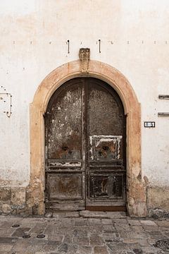 Oude houten, bruine deur in Italië van Photolovers reisfotografie