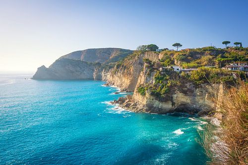 Landschappelijk uitzicht op de kust van het eiland Ischia in de buurt van Sant'Angelo