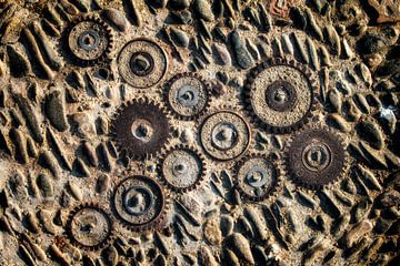 the gears between the boulders seem to provide the drive by Hans de Waay