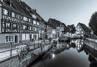 Klein Venedig in Colmar im Elsass bei Nacht - monochrom