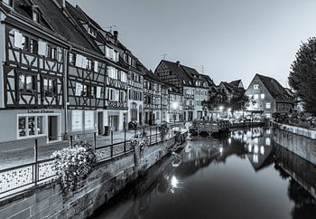 Petite Venise à Colmar en Alsace de nuit - monochrome
