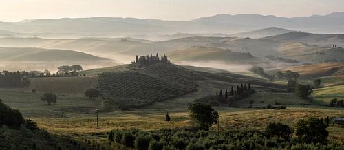 Mistige zonsopkomst in Toscane