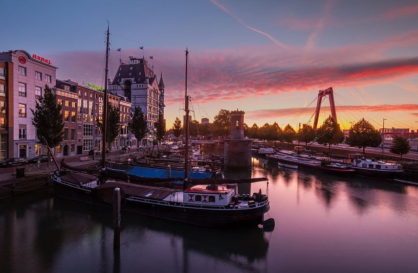 Lever de soleil dans le porto du vin par Ilya Korzelius