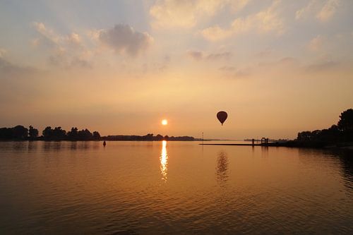 Zonsondergang aan de Waal