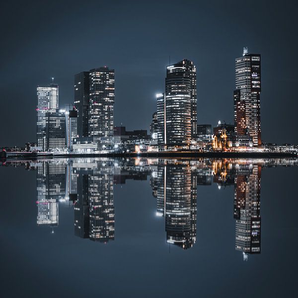 Skyline van Rotterdam Reflectie in het water van vedar cvetanovic