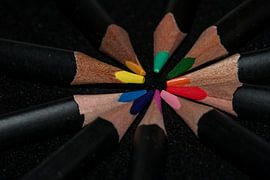 Bleistiftfarben auf schwarzem Hintergrund von Jolanda de Jong-Jansen