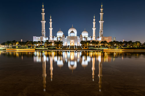 Sjeik Zayed-moskee weerspiegeld bij avond
