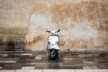 Weißer Motorroller vor historischer Mauer von Anne Böhle