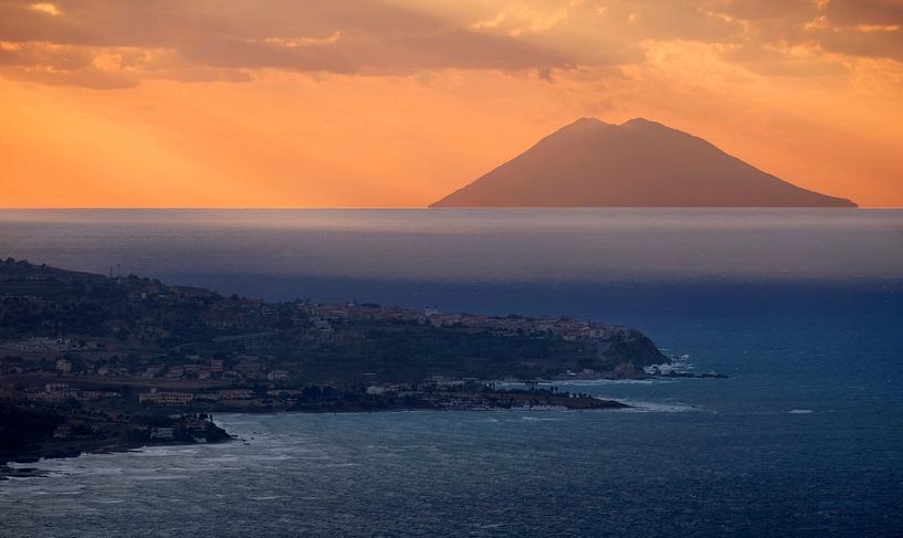 Die Küste Kalabriens mit dem Vulkan Stromboli im Hintergrund von Lensw0rld