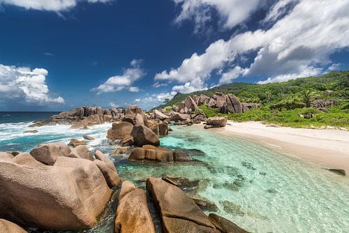 Strand met turquoise zee in de Sychellen.
