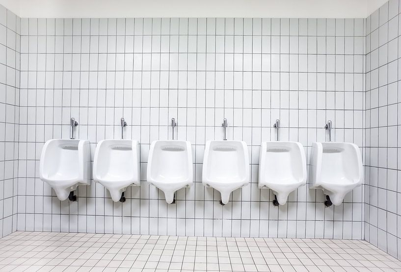 Urinoirs dans les toilettes pour hommes par Marcel Derweduwen