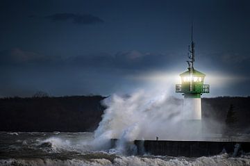 Leuchtturm bei Sturm in nächtlicher Gischt auf der Ostsee, Travemünde in der Lübecker Bucht, Kopierr