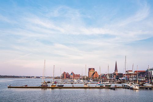 Gezicht op de stadshaven van Rostock