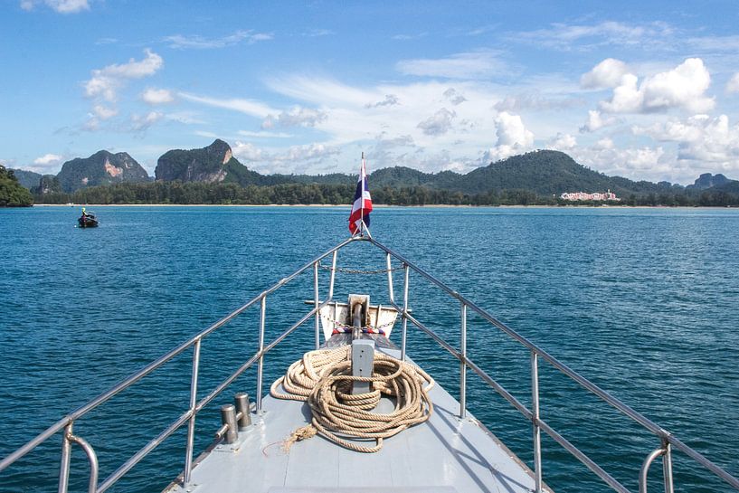 Neus van de boot op zee in Thailand van Anne Zwagers