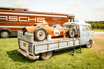 Porsche-Formel rennwagen auf einem Flachbett Volkswagen Transporter, VW T2 von Sjoerd van der Wal Fotografie