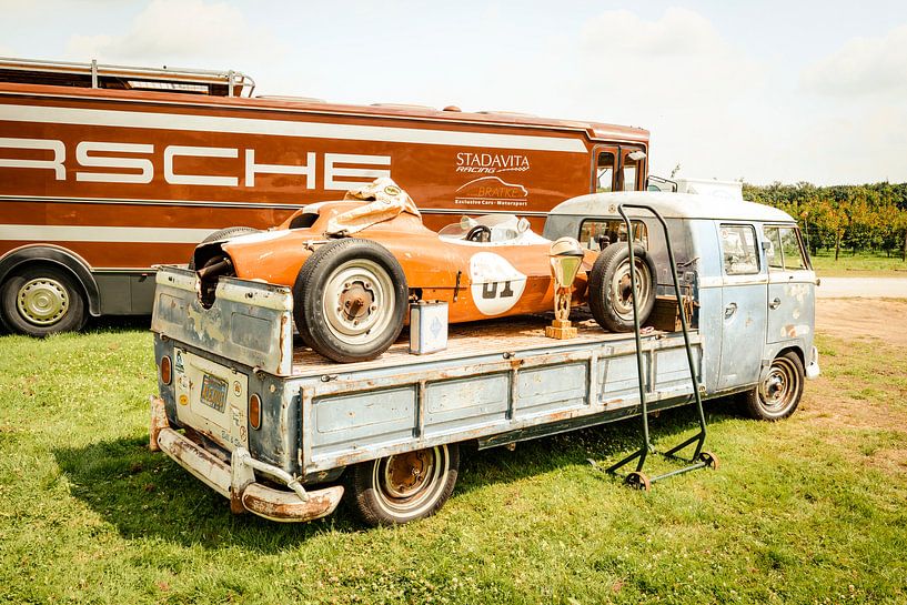 La voiture d'emballage de formule de Porsche sur un bus de Volkswagen par Sjoerd van der Wal Photographie