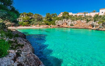 Mooi uitzicht op strandbaai Cala Ferrera op Mallorca, Spanje van Alex Winter