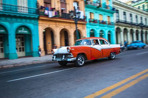 Voiture classique vintage à Cuba dans le centre de La Havane. One2expose Wout kok Photographie.  sur Wout Kok