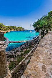 Schöne Bucht mit Segelyacht auf der Insel Mallorca, Spanien von Alex Winter