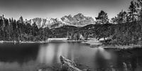 Der Eibsee in Bayern mit Zugspitze in schwarzweiss .