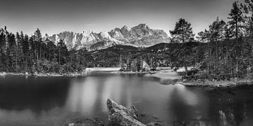 De Eibsee in Beieren met de Zugspitze in zwart-wit. van Manfred Voss, Schwarz-weiss Fotografie
