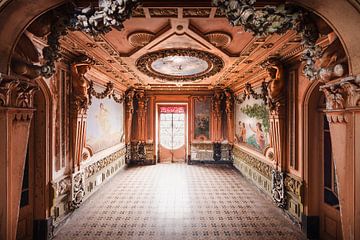 Entreehal van Verlaten Portugese Villa. van Roman Robroek - Foto's van Verlaten Gebouwen