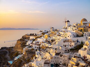 Goldene Stunde auf der Insel Santorin in Griechenland von Teun Janssen