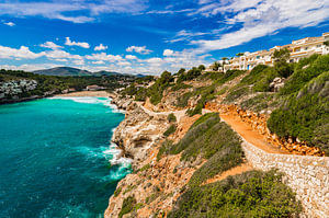 Mallorca Strand Cala Romantica mit herrlichem Blick auf die Küste, Spanien Mittelmeer
