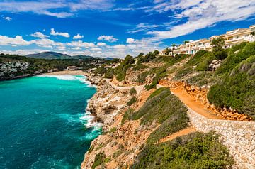 Mallorca strand Cala Romantica met prachtig kustlijn zeezicht, Spanje Middellandse Zee van Alex Winter