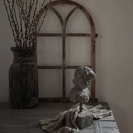 Landelijk stilleven met stalraam, wilgenkatjes en stenen borstbeeldje van Mayra Fotografie