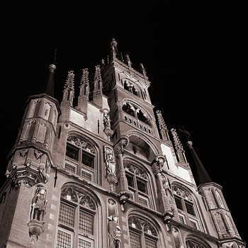 Gouda city hall at night.