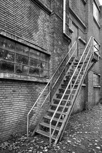 Trap naar oude fabriekshal