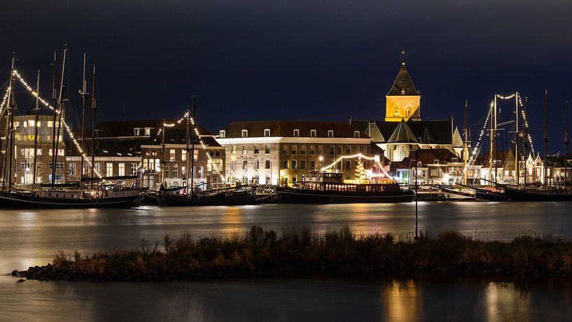Night photo of Kampen along the Ijssel by JWB Fotografie