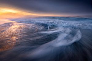 De dynamiek van de zee bij zonsondergang IV