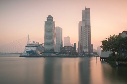 Mistige zonsopkomst in Rotterdam