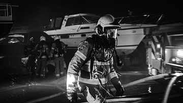 Pompier sur un très grand incendie dans la marina de Harderwijk sur Damian Ruitenga