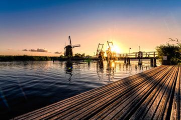 Zonsondergang bij de molens, nederland van Michael Bollen