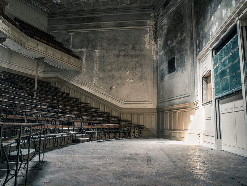 Hörsaal im Gebäude der Universität für abgelaufene Studiengänge in Belgien von Art By Dominic