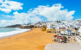 Der Strand von Albufeira an der Algarve in Portugal von Ivo de Rooij