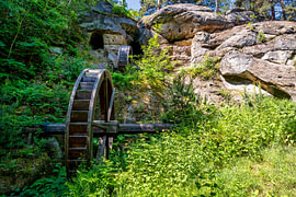 Een blik op de watermolen bij kasteel Regenstein