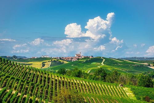 Le village de Grana, dans la région viticole du Monferrato, dans le Piémont, en Italie