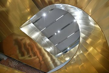 Komposition #2: Spiralförmige Treppe in Grau und Gold von Rini Kools