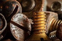 Eine goldfarbene Schraube