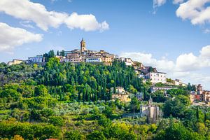Das malerische Dorf Trevi auf einem Hügel. Umbrien, Italien.