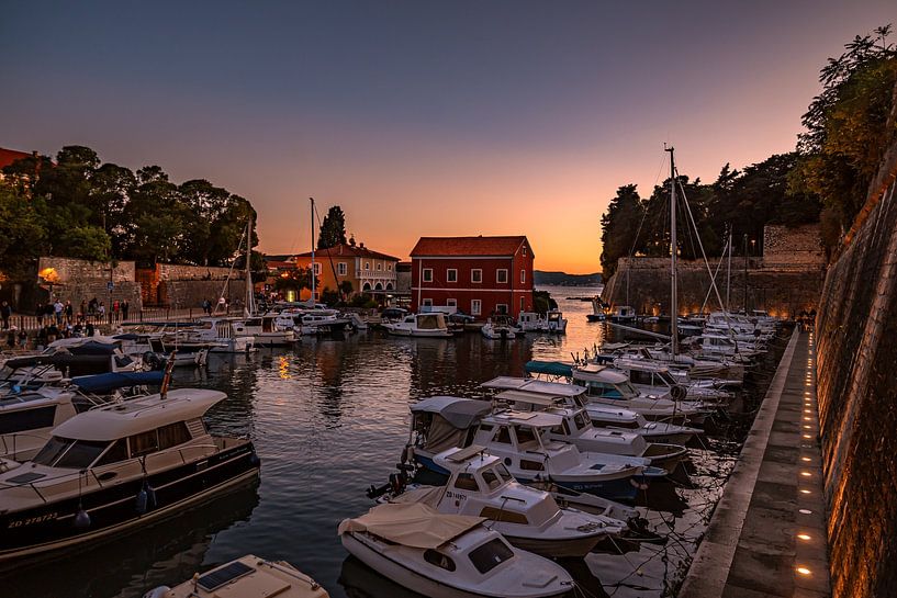 Kroatië : Schemering in de kleine haven Fosa Zadar van Photoart-Naegele
